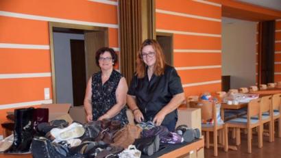 Bild: gz
Agnes Härtl und Maria Reindl (von links) packen 500 Schuhe in Kartons.