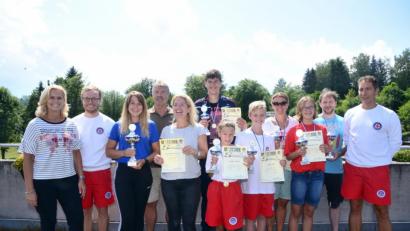Bild: bey
Zweite Bürgermeisterin Andrea Lang, Jugendwart Wasserwacht Christoph Müllhofer, von links) und Wasserwacht-Vorsitzender Martin Haberkorn (rechts) ehren die Sieger im Staffellauf Lisa Fink, Hans Messer Christine Hirnet und Luis Fink als "Zottbachtalkrauler", die Einzelsieger Leonie Essler, Paul Bock, Susi Kreutzmeier, Jule Kreutzmeier und Thomas Enslein für ihre ersten Plätze und überreichten den Siegerpokal Stadtmeister.