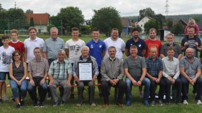 Bild: dob
Anton Striegl aus Altenstadt erhält von SV-Vorsitzendem Matthias Gmeiner (rechts) eine gerahmte Urkunde für 70 Jahre Zugehörigkeit zum Fußballclub überreicht. Unter den Geehrten ist auch Bürgermeister Andreas Wutzlhofer (sitzend, Fünfter von rechts). Er bringt es immerhin auf 30 Jahre.