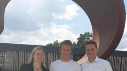 Bild: Institut für Vorsorge und Finanzplanung GmbH
Katrin Fiedler von der Volksbank-Raiffeisenbank Nordoberpfalz und Professor Michael Hauer (rechts) beglückwünschen Leonard Denk.