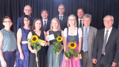 Bild: ohr
Drei Absolventinnen des Jahrgangs 2018/2019 der Naabtal-Realschule Nabburg – (mit Sonnenblume von links) Marina Dirschwigl (1,0), Sophie Martina Reseive (1,08) und Theresa Maria Manner (1,17) – nehmen die Spitzenplätze ein. Es gratulierten (von links) Elternbeiratsvorsitzende Bettina Berger, Direktorin Hannelore Reil-Heining, Matthias Sitzmann, Matthias Bösl, Bernd Schöttl, zweiter Konrektor Thomas Spörer, stellvertretender Landrat Jakob Scharf und Konrektor Johann Vollath. 	Bild: ohr