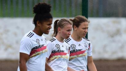 Bild: exb
Laura Donhauser (Mitte) mit ihren Kolleginnen Shekiera Martinez (links) vom 1. FFC Frankfurt und Alicia-Sophie Gudorf (rechts, University of Central Florida).