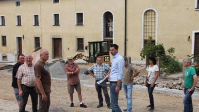 Bild: dl
Auch in Guteneck holte sich die Delegation aus Thanstein Ideen für die künftige Gestaltung des Ortsbildes. Die Exkursion, an der auch Bürgermeister Walter Schauer (Dritter von links) und Landschaftsarchitekt Gottfried Plank (Fünfter von links) teilnahmen, leitete Bauoberrat Martin Stahr (Vierter von rechts).