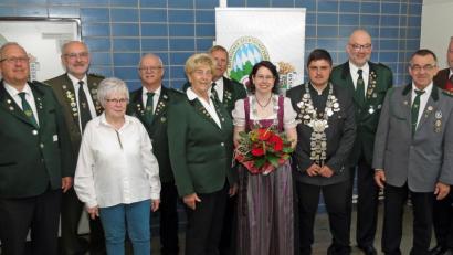 Bild: Dobmeier
Einen würdigen Empfang bereitet der Oberpfälzer Nordgau Bezirksschützenkaiserin Monika Robl (Fünfte von rechts) und Bezirksschützenkönig Denis Weidner (Vierter von rechts) in der Geschäftsstelle in der Mehrzweckhalle.