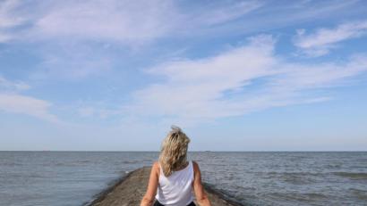 Bild: contadora1999 – stock.adobe.com
Der Blick in die Ferne übers Wasser – egal ob Meer, Fluss oder See – lässt uns ruhiger, kreativer und gesünder werden.