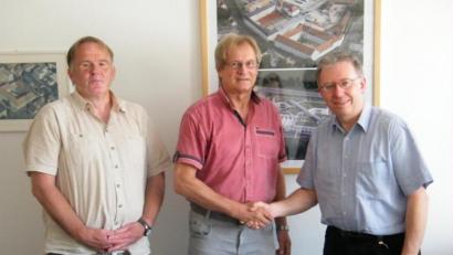 Bild: exb
Sozialpädagoge Thomas Hartmann (links) und Abteilungsleiter Harald Bäumler (rechts) verabschieden Ferdinand Troglauer.