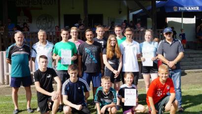 Bild: weu
Die Sieger der zehnten Fußballgaudi erhielten Urkunden und Gutscheine aus der Hand von TSV-Vorstand Robert Becher (Zweiter von links). Bürgermeister Johann Graßl (links) und seine Stellvertreter Richard Brunner (nicht im Bild) und Michael Albang (rechts) waren die Schirmherren.