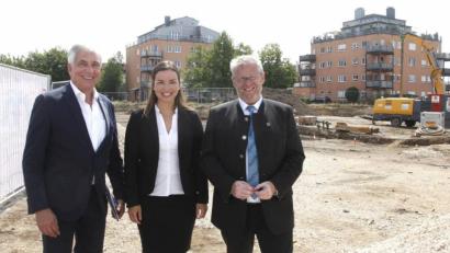 Bild: Hirsch
GBI-Aufsichtsratsmitglied Markus Beugel, Projektleiterin Julia Heilmann und Oberbürgermeister Andreas Feller (von links) nahmen den Spatenstich für die neue Wohnanlage un Schwandorf-Ettmannsdorf vor.