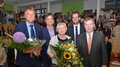 Bild: dob
Realschuldirektor Andreas Meier und Konrektor Kilian Graber (von rechts) müssen zukünftig genauso wie Fördervereinsvorsitzender Martin Hanner und Elternbeiratsvorsitzender Otto Janner (von links) ohne Sekretärin Lydia Karl auskommen.