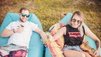 Bild: Michael Golinski
Rockige Riffs, kühle Cocktails und jede Menge Platz für heiße Tanzeinlagen. Hunderte Musikfans feiern beim Rock-Open-Air am Steinberger See.
