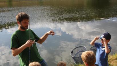 Archivbild: frd
Der Angelverein lädt Kinder und Jugendliche für 10. August ein. Am Weiher erfahren sie viel Wissenswertes rund um Fisch und Gewässer.