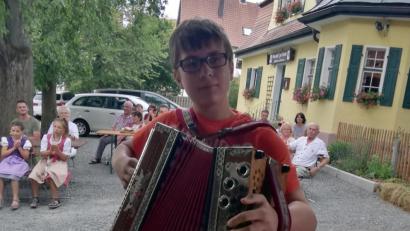 Bild: ads
Nico Simon aus der 8. Klasse des Max-Reger-Gymnasiums versteht es bereits in jungen Jahren, auf der Steierischen zünftig aufzuspielen und das Publikum dabei bestens zu unterhalten.