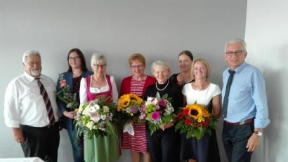 Bild: hme
Pfarrer Pirner (von links) dankt Franziska Schmidt, Irmgard Weiß, Elisabeth Hero, Maria Brunner, Stefanie Lindner und insbesondere Gunda Argauer für ihre Arbeit. Kirchenpfleger Gerhard Hero (rechts) überreicht Blumen an die Helferinnen.