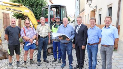Bild: Stadt Tirschenreuth/exb
Gaben den Startschuss für die Baumaßnahme: Mitarbeiter Jiri Podhorsky und Vorarbeiter Gerhard Schreiber von Ziegler Tiefbau, Stadtwerke-Wassermeister Hermann Birkner, Stv. Stadtwerke-Wasserwart Dieter Gleißner, Bernhard Kaltenecker vom Büro Zwick-Ingenieure, Bürgermeister Franz Stahl, Stadtbaumeister Andreas Ockl und stellvertretender Stadtwerke-Leiter Berthold Zeitler (von links) beim Startschuss der Bauarbeiten.