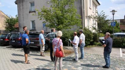 Bild: bjp
Für die geplante Pkw-Stromladesäule bestimmt der Bauausschuss einen Standort beim alten "Kaplanhaus".