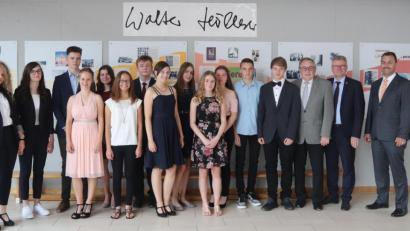 Bild: mfh
Die Schülerinnen und Schüler mit einem Notendurchschnitt von 2,0 und besser im Abschlusszeugnis mit dem stellvertretenden Landrat Hans Kummert, Bürgermeister Michael Göth und Schulleiter Martin Zimmermann..