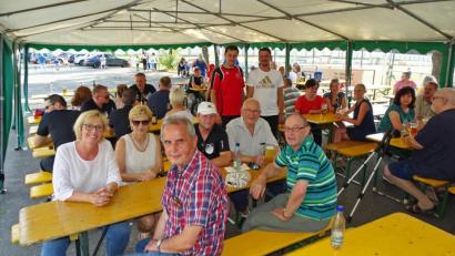 Bild: Dobmeier
Gemeinsam feiern erstmals der VfB Weiden und die Narrhalla das Sportplatzfest mit (stehend, links) VfB-Vorsitzendem Stephan Gollwitzer und (rechts) Narrhalla-Präsident Christian Würdinger sowie Narrhalla-Fördervereinsvorsitzenden Horst Fuchs (vorne, sitzend).