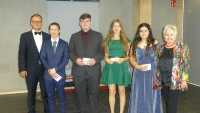 Bild: Dreifaltigkeits-Mittelschule/exb
Die Jahrgangsbesten zwischen ihren beiden Klassenleitern Fabian Siegert und Margrit Brunk-Jedich (von links): Sergej Popov, Sascha Panjuschkin, Melanie Münch und Sinem Sahan.