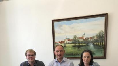 Bild: sei
Ulrike Fuhrmann, Bürgermeister Richard Kammerer und Jugendbeauftrager Christoph Müller (von rechts) stellen das Ferienprogramm es im Rathaus vor.