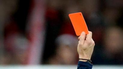 Bild: Patrick Seeger/dpa 
Vor Gericht: Nachdem es gekracht hatte, lag die Hahnbacher Nummer 8, Korbinian Graf, schwer verletzt auf dem Rasen.