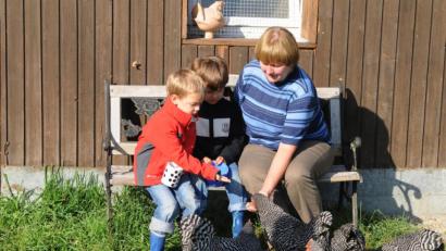 Bild: Fotofreundin – stock.adobe.com
Ferienspaß mit Enkeln: In den Sommerferien betreuen oft die Großeltern die Kinder. Die OWZ hat Tipps fürs Ferienprogramm. Zum Beispiel einen Ausflug zum Erlebnisbauernhof.