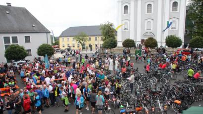 Bild: wro
Höhepunkt der Rad-Wallfahrt war das Treffen am Kirchplatz, wo die Gläubigen und alle Fahrzeuge gesegnet wurden.