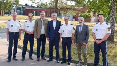 Bild: exb
An der interessanten Gesprächsrunde nahmen (von links) Polizeioberrat Roland Gaßner, Leitender Polizeidirektor Ludwig Härtl, MdL Alexander Flierl, MdL Harald Schwartz, Polizeioberrat Helmar Termer, Personalrat Manfred Butz und Polizeihauptkommissar Jochen Riedling.