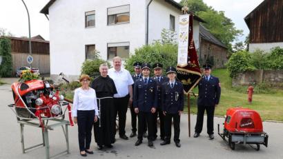 Bild: ens
Die Feuerwehr Edeldorf ließ ihre neue Pumpe segnen. Danach präsentieren sie das neue Herzstück auch gleich bei Vorführungen.