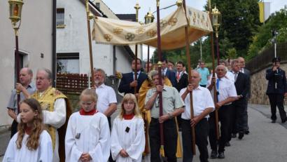 Bild: bnr
Die eucharistische Prozession ist ein feierlicher Höhepunkt des Skapulierfestes. Pfarrer Markus Gottswinter (vorne), Rektor der Universitätskirche München, verkündete in diesem Jahr als Festprediger das Wort Gottes.