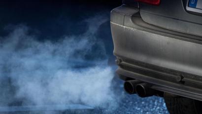 Bild: Marijan Murat/dpa
Abgase kommen aus dem Auspuff eines Autos.