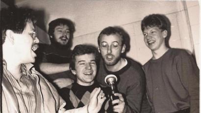Bild: exb
Band-Chef Hubert Treml (Zweiter von rechts) mit der „Apfelkuchen“-Version des Jahres 1987.