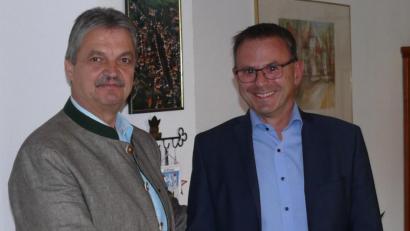 Bild: dob
Der gebürtige Vohenstraußer Hubert Reil (rechts), der in Untertresenfeld aufwuchs, kehrt als Rektor der Pfalzgraf-Friedrich-Mittelschule wieder in seine Heimat zurück. Bei Bürgermeister Andreas Wutzlhofer wurde er bereits vorstellig.