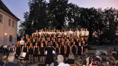 Bild: Benedikt Lueger/exb
Viele Schüler, Lehrer, Eltern und Ehemalige singen und musizieren beim Sommerkonzert des Erasmus-Gymnasiums.