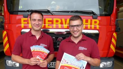Bild: exb
Alles ist bestens vorbereitet: Die beiden Vorsitzenden der Feuerwehr Nabburg, Bernhard Blüml (rechts) und Thomas Prey (links) präsentieren die Plakate für das Hallenfest am 27. und 28. Juli.
