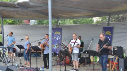 Bild: dob
Was gibt es Schöneres als an einem lauen Sommerabend „How do you do it“ oder „Here Comes My Baby“ und vielen anderen bekannten Hits zu lauschen. Die Live-Musik steht stets im Mittelpunkt der vergnüglichen Hobbymusiker von "Lower Market".