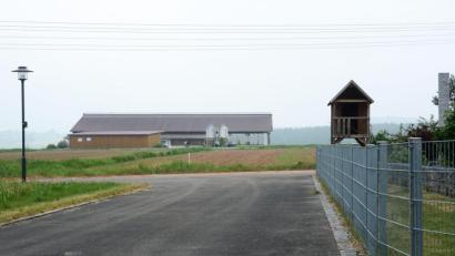 Bild: Schönberger
In der Nähe diese Hofes will die Gemeinde Irchenrieth ein Baugebiet mit 37 Parzellen erschließen. Der betroffene Landwirt hat dagegen geklagt und die erste Runde vor Gericht gewonnen. Die Gemeinde will ihr Vorhaben jetzt aber über einen anderen Weg durchsetzen.