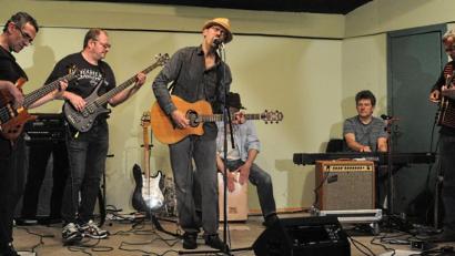 Bild: Kunz
Heimspiel im Juni 2013: Im Pfarrheim St. Konrad am Hammerweg – Schauplatz des ersten „Apfelkuchen“-Auftritts 1980 – spielt die Band um Hubert Treml (Mitte) für einen guten Zweck. An gleicher Stelle geben sie 1983 auch ihr erstes Abschiedskonzert.