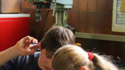 Bild: Thomas Dobler
Für eine klischeefreie Berufs- und Studienwahl bedarf es vielfältiger Anstrengungen, die im Elternhaus beginnen und sich bis zur Schule fortsetzen – etwa längerfristige Berufsorientierungsmaßnahmen oder Initiativen wie der Girls’ Day oder der Boys’ Day. Unser Bild zeigt den Girls’ Day vergangenes Jahr in Buchtal.