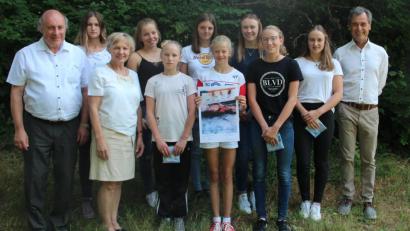 Bild: exb
Schulamtsdirektor Rudolf Kunz (rechts) gratulierte den erfolgreichen Schwimmerinnen des Gymnasiums.