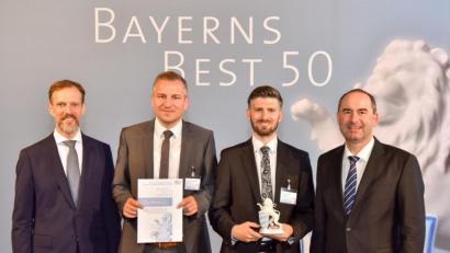 Bild: StMWi/Studio SX HEUSER/exb
Die Auszeichnung gab es in der Landeshauptstadt. Von links: Dr. Christian Eschner als Vertreter der Jury, die Prokuristen der Ziegler Group, Michael Wachsmann und Andreas Sandner, sowie Wirtschaftsminister Hubert Aiwanger.