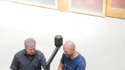 Bild[M]: Gabi Schönberger
Claus Krapf (links) und Markus Meister präsentieren ihren mobilen 3-D-Laser-Scanner. Der Vermesser fährt das Gerät ähnlich wie einen Rasenmäher über das Gelände, das dabei digital erfasst wird. Eine Rundum-Kamera schießt zusätzlich 360-Grad-Bilder.