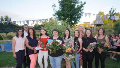 Bild: fvo
Elternbeiratsvorsitzende Andrea Graf, Pfarrer Norbert Götz, Kita-Leiterin Sonja Kick, Selina Meindl, Adelheid Meier (Mitte), Magdalena Mensch, Lisa Wagner, Martina Lorenz (stellv. Kita-Leiterin), Maria Voith und Manuela Grünauer (von links).