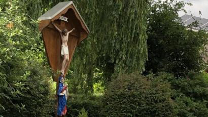 Bild: bej
Kaplan Thomas Fischer segnete das renovierte Huber-Kreuz.