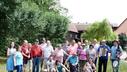 Bild: kgg
Einen vergnüglichen und interessanten Nachmittag bereitete den Menschen mit Behinderung Petra Sommer-Stark (links) und ihr Helferteam beim Sommer-Gartenfest. In der hinteren Reihe von rechts die Musikanten Hans Riedl und Ludwig Schicker sowie Bürgermeister Bernd Sommer und Stadtrat Hans Grillmeier.