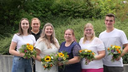 Bild: ils
Blumen gibt es für (von links) Vivien Hägler, Lukas Götz (verlassen die Einrichtung), Verena Brenner, Corinna Donhauser, Angeline Rittner (zum Abschluss als Heilerziehungspflegerinnen) und Philipp Schiesl (HEP-Helfer).