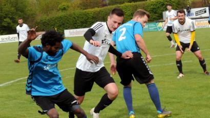 Bild: hho
Gute Erinnerungen hat der FC Tirschenreuth (links Samuel Gebru Fantaye, rechts Daniel Kahrig) an das letzte Derby gegen den SV Poppenreuth (Fabian Sticht, Mitte). Am 12. Mai gewannen die Kreisstädter in Poppenreuth mit 3:1 und machten den Klassenerhalt perfekt.