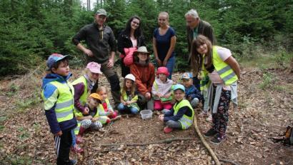 Bild: wro
Der Waldboden verbirgt viel Interessantes, stellten die Kinder und Erzieherinnen von St. Marien fest. Gemeinsam mit Amelie Nöth (Bildmitte, knieend), Jonas Ständer (stehend, links) und Naturpark-Geschäftsführer Ernst Tippmann (Zweiter von rechts) wurde der Boden genau unter die Lupe genommen.