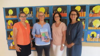 Bild: jzk
Rektorin Christine Wiesend (Dritte von rechts) dankt den drei Redakteurinnen Stefanie Nickl, Sonja Kraus und Elisabeth Steinkohl (von rechts) für den Jahresbericht 2017/18.