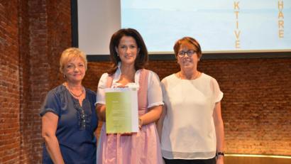 Bild: Schmidhuber/exb
Ernährungsministerin Michaela Kaniber überreichte die Urkunde an Elke Beck (links), verantwortlich für die Schulküche "Lunchy", und stellvertretende Schulleiterin Christa Besold.