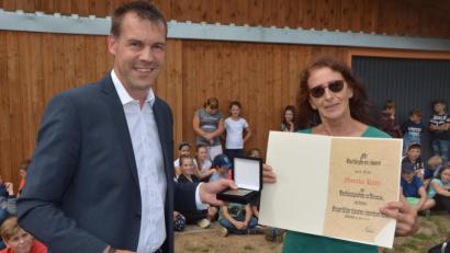 Bild: jr
Mit der BLSV-Verdienstplakette in Bronze dankte BLSV-Kreisvorsitzender Andreas Malzer der scheidenden Schulleiterin Monika Kunz für deren Verdienste um den Sport. Kunz wollte die Ehrung als Auszeichnung für die ganze Konnersreuther Schulfamilie verstanden wissen.